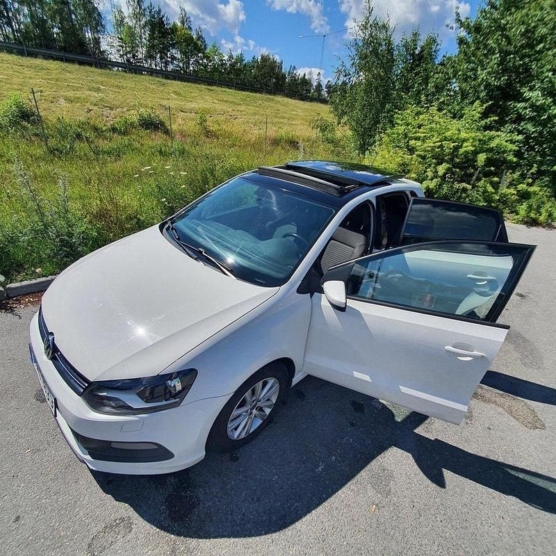 Vit Begagnad 2014 VW Polo Halvkombi | 59 000 kr (Marknadspris) - Bild 1/4