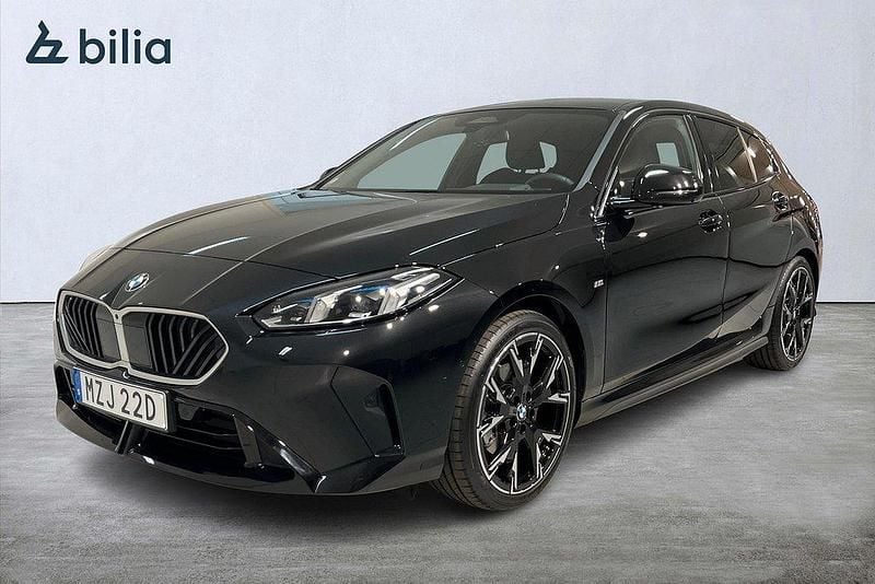 Svart Begagnad 2024 BMW 120 M Sport Halvkombi | 399 000 kr - Bild 1/4