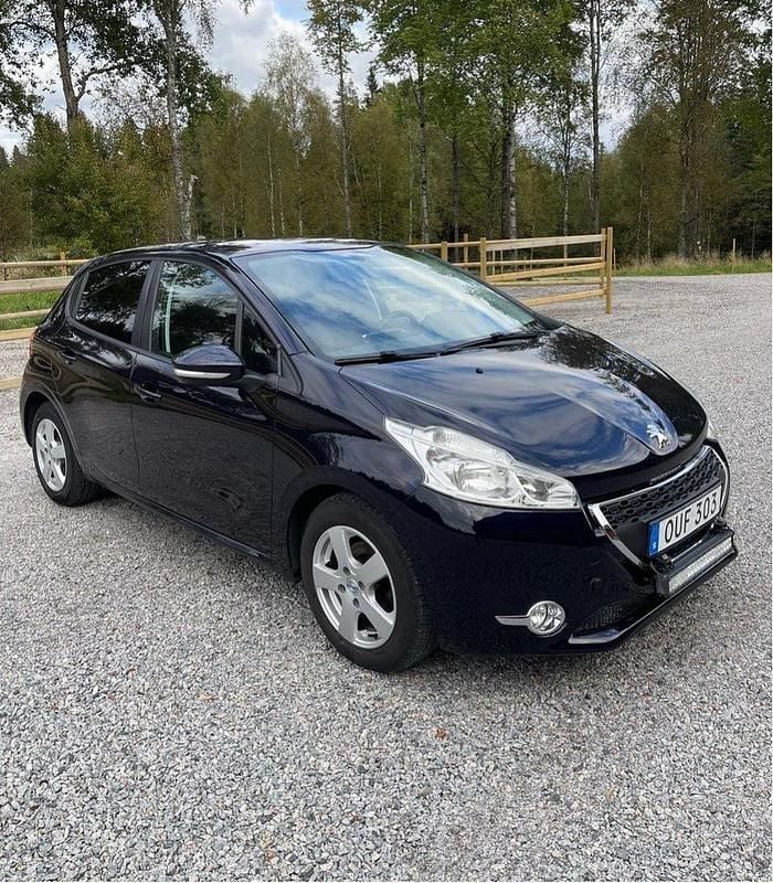 Blå Begagnad 2015 Peugeot 208 Halvkombi | 68 000 kr (Marknadspris) - Bild 1/4