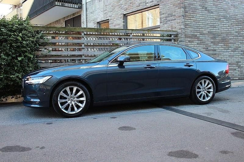 Begagnad Volvo S90 Momentum 191 HK (140 kW) 2017 Mörkblå Sedan