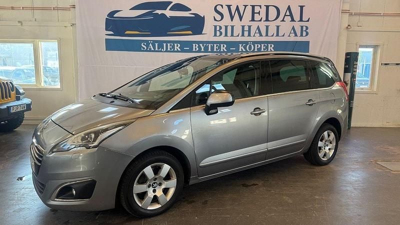 Grå Begagnad 2015 Peugeot 5008 Allure Minibuss | 94 800 kr (Marknadspris) - Bild 1/4