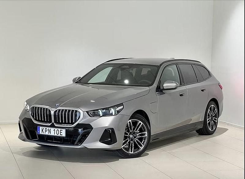 Grå Begagnad 2026 BMW 530e M Sport Kombi | 669 000 kr - Bild 1/4