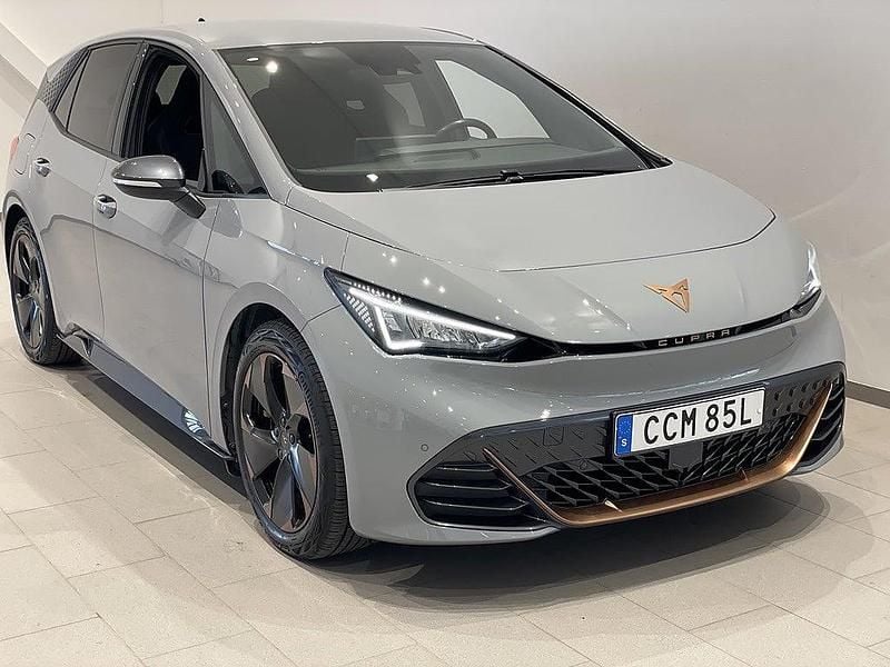 Ljusgrå (panotgrau) Begagnad 2022 Cupra Born e-Boost Halvkombi | 214 900 kr (Superpris) - Bild 1/4