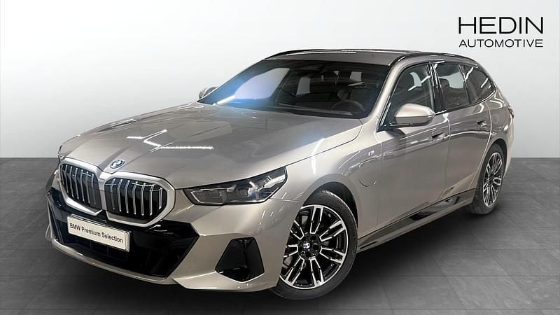 Begagnad 2025 BMW 530e M Sport Kombi | 608 700 kr - Bild 1/4