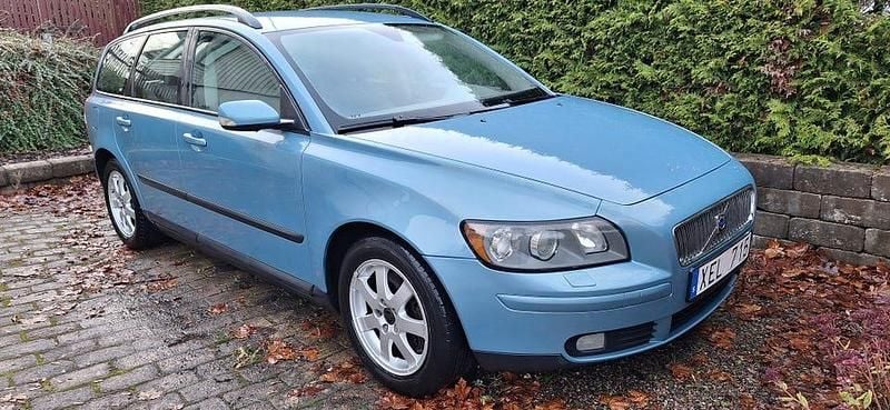 Ljusblå metallic Begagnad 2006 Volvo V50 Kombi | 49 900 kr (Marknadspris) - Bild 1/4