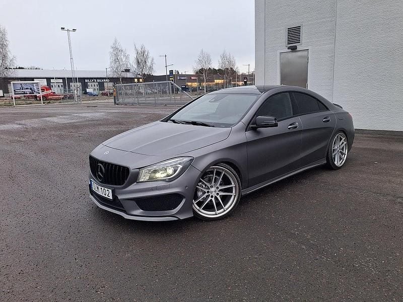 Grå Begagnad 2014 Mercedes CLA200 AMG Sportkupé | 119 900 kr (Dyr) - Bild 1/4