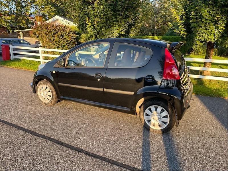 Svart Begagnad 2008 Peugeot 107 Halvkombi | 18 000 kr (Marknadspris) - Bild 1/1