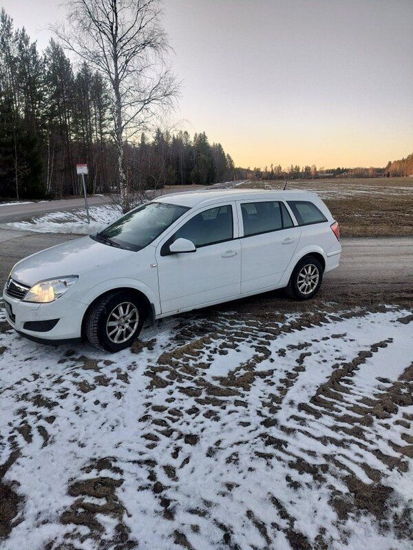 Vit Begagnad 2010 Opel Astra Kombi | 35 000 kr (Marknadspris) - Bild 1/3