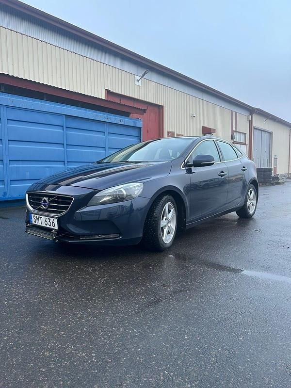Begagnad 2015 Volvo V40 Halvkombi | 99 000 kr (Lite dyr) - Bild 1/4
