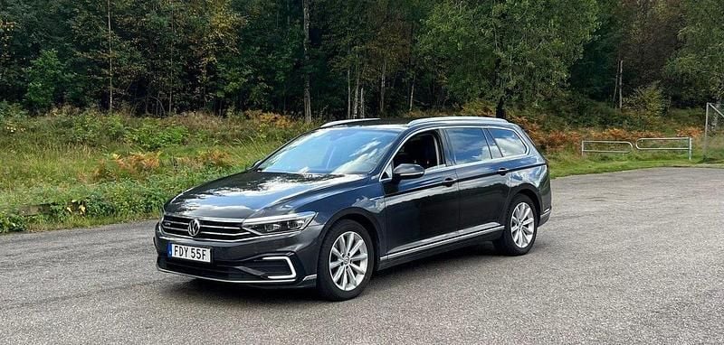 Grå Begagnad 2020 VW Passat GTE Kombi | 145 000 kr (Bra pris) - Bild 1/4