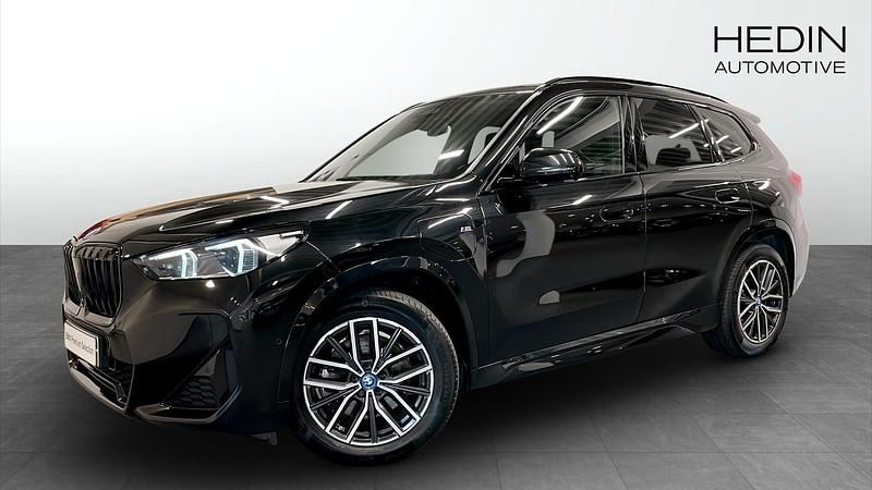 Svart (black) Begagnad 2023 BMW X1 M Sport SUV | 378 700 kr (Superpris) - Bild 1/4