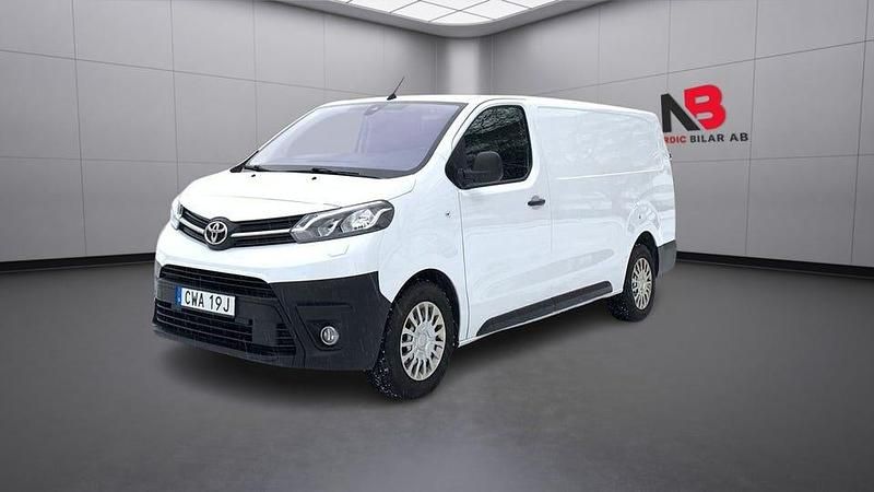 Vit Begagnad 2023 Toyota Proace Minibuss | 319 900 kr (Bra pris) - Bild 1/4