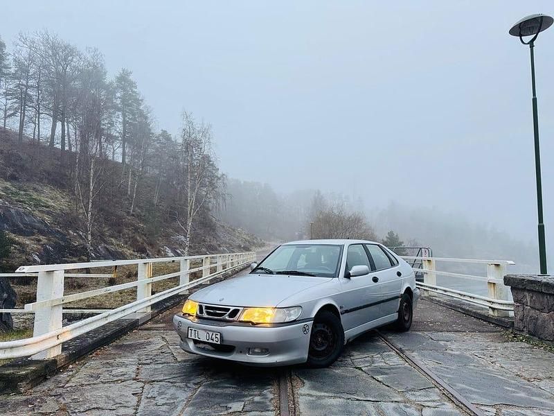 Grå Begagnad 2003 Saab 9-3 Aero Sedan | 19 900 kr (Superpris) - Bild 1/4