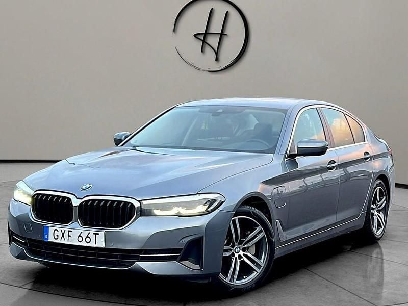 Blå Begagnad 2020 BMW 530e Sedan | 339 000 kr (Lite dyr) - Bild 1/4
