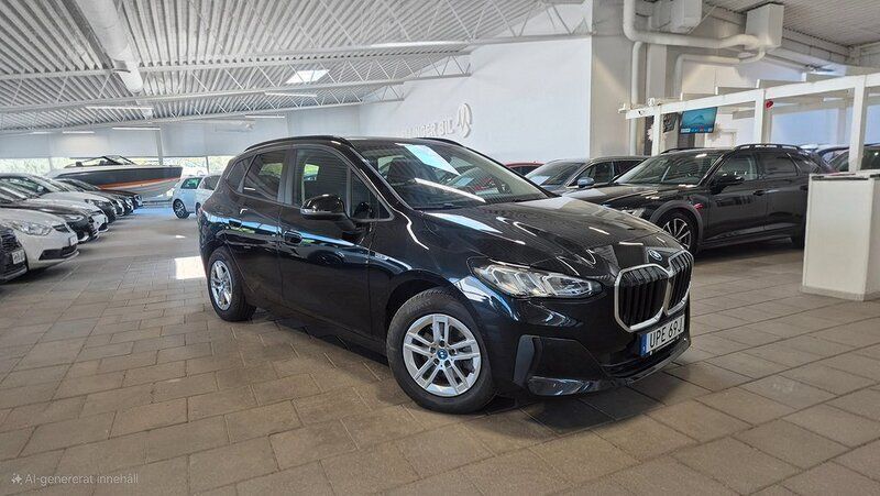 Svart Begagnad 2022 BMW 225 Active Tourer Minibuss | 318 000 kr (Marknadspris) - Bild 1/4