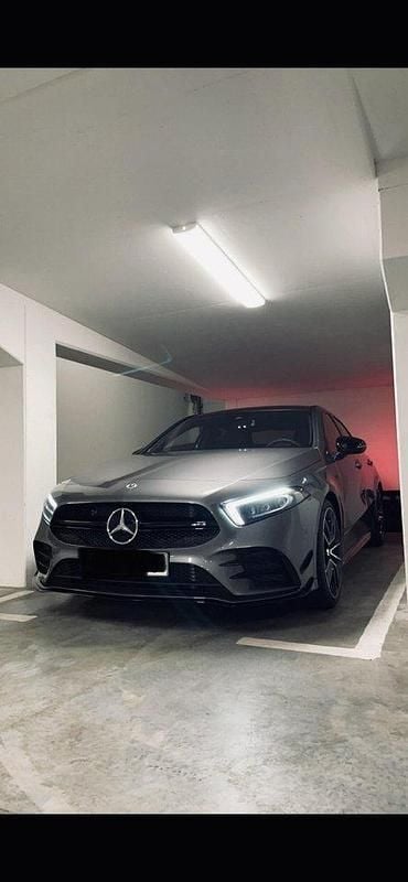 Grå Begagnad 2022 Mercedes A35 AMG AMG Sedan | 465 000 kr (Marknadspris) - Bild 1/4