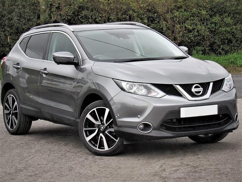 Gråmetallic Begagnad 2017 Nissan Qashqai Tekna SUV | 139 000 kr (Marknadspris) - Bild 1/4