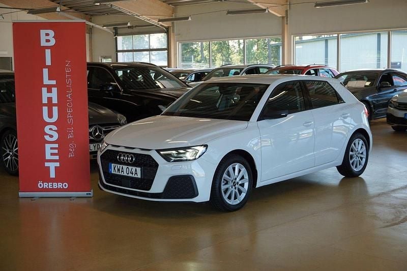 Vit Begagnad 2022 Audi A1 Sportback Proline Halvkombi | 209 000 kr (Marknadspris) - Bild 1/4