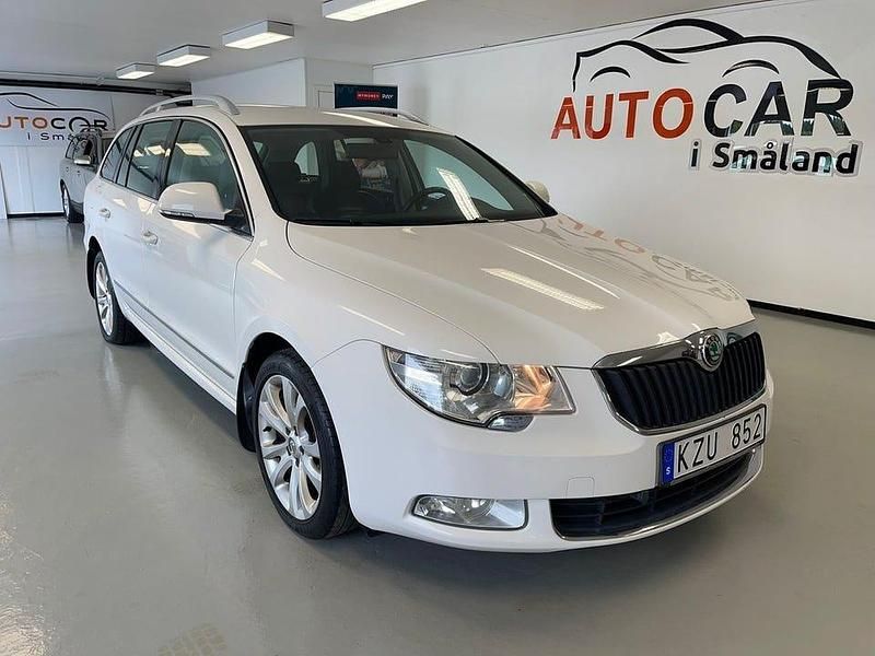 Vit Begagnad 2010 Skoda Superb Kombi | 59 900 kr (Marknadspris) - Bild 1/4