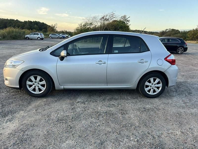 Silver Begagnad 2011 Toyota Auris Plus Halvkombi | 31 000 kr (Marknadspris) - Bild 1/4