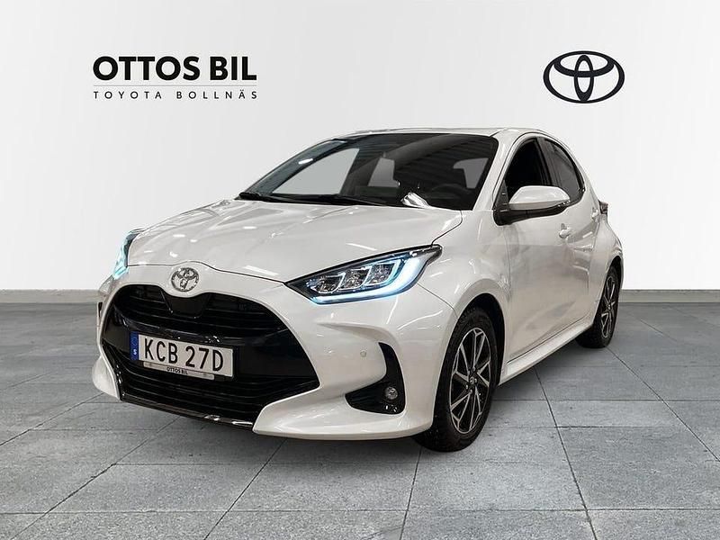 Vit Begagnad 2024 Toyota Yaris Hybrid Style Halvkombi | 279 000 kr - Bild 1/4