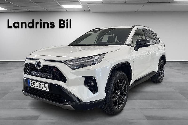 Vit Begagnad 2024 Toyota RAV4 Hybrid Sport SUV | 489 900 kr (Marknadspris) - Bild 1/4