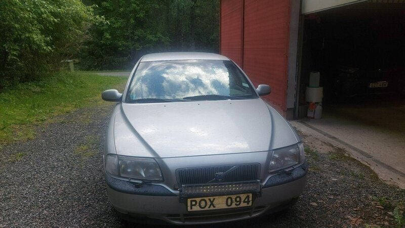 Grå Begagnad 2000 Volvo S80 Sedan | 5 000 kr (Superpris) - Bild 1/4