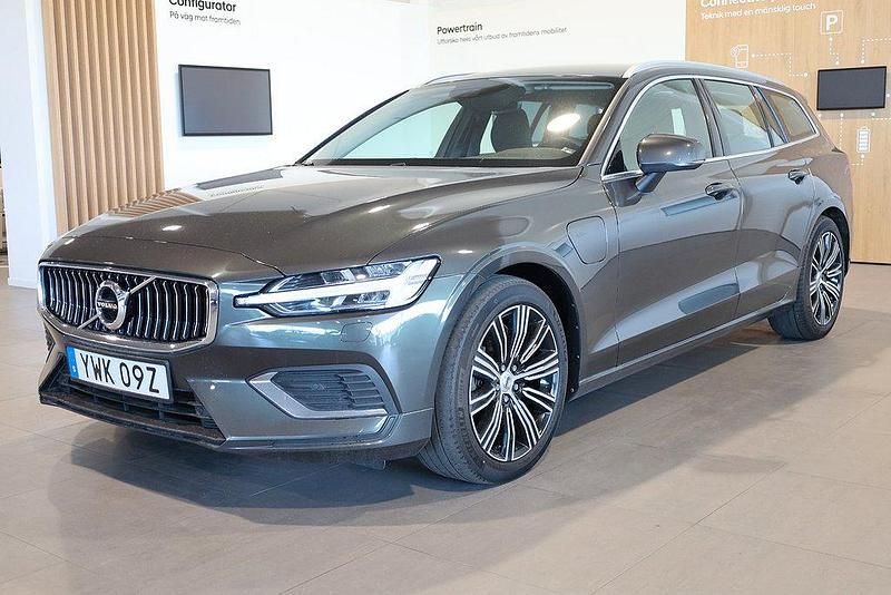 Mörkgrå Begagnad 2021 Volvo V60 Momentum Kombi | 298 800 kr (Marknadspris) - Bild 1/3