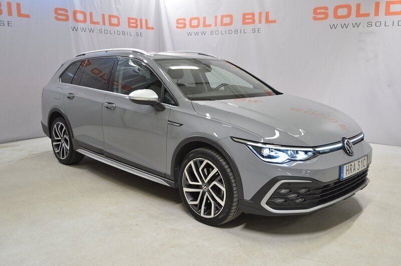 Grå (moonstone grey) Begagnad 2023 VW Golf Alltrack Kombi | 349 900 kr (Marknadspris) - Bild 1/4