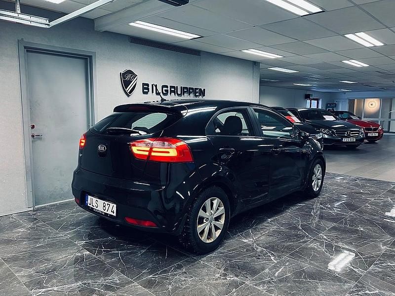 Begagnad Kia Rio 84 HK (61 kW) 2012 Svart Halvkombi