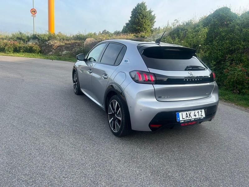 Begagnad Peugeot e-208 GT-line 100 kW (136 HK) 2021 Halvkombi