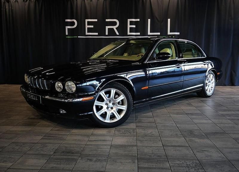 Svart metallic Begagnad 2005 Jaguar XJ8 Sedan | 119 000 kr - Bild 1/4