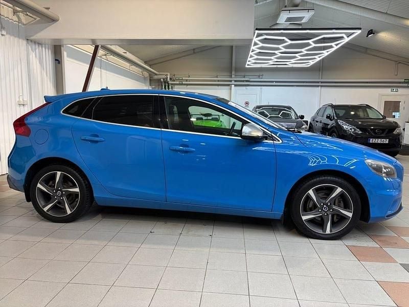 Begagnad Volvo V40 R-Design 254 HK (186 kW) 2013 Blå Halvkombi