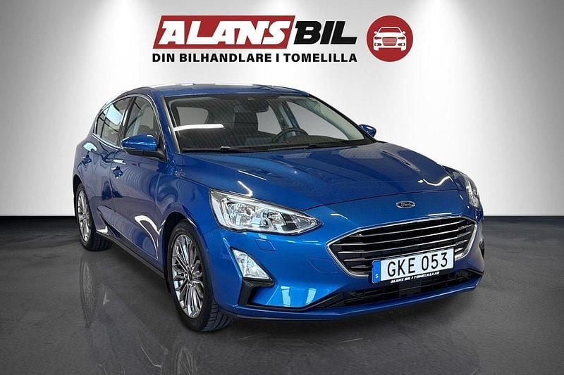 Blå Begagnad 2018 Ford Focus Titanium Halvkombi | 132 000 kr (Marknadspris) - Bild 1/4