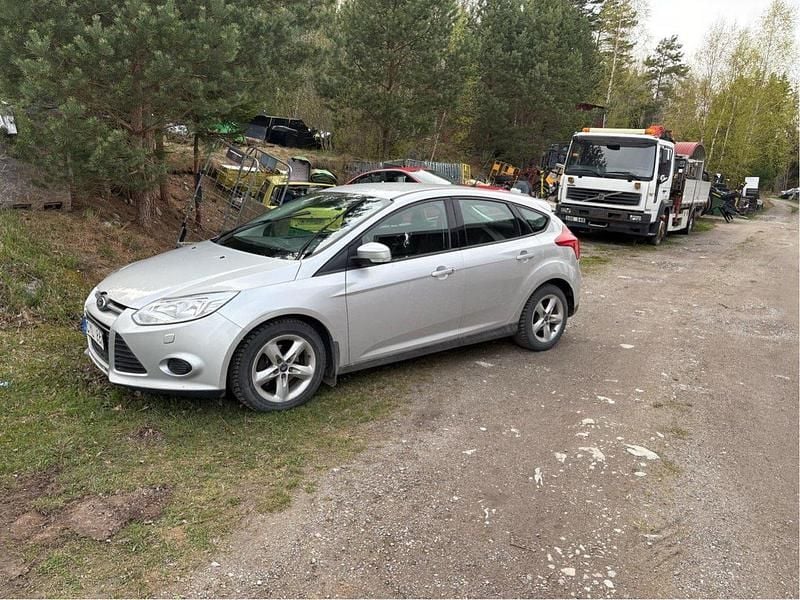 Grå Begagnad 2013 Ford Focus Trend Halvkombi | 19 500 kr - Bild 1/4