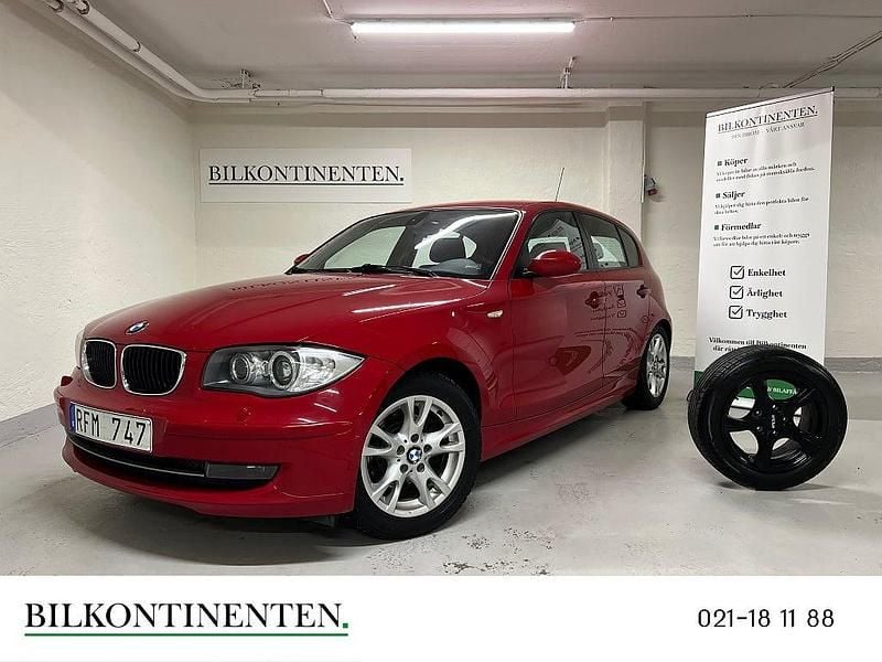 Röd Begagnad 2008 BMW 118 Advantage Halvkombi | 59 800 kr (Marknadspris) - Bild 1/4
