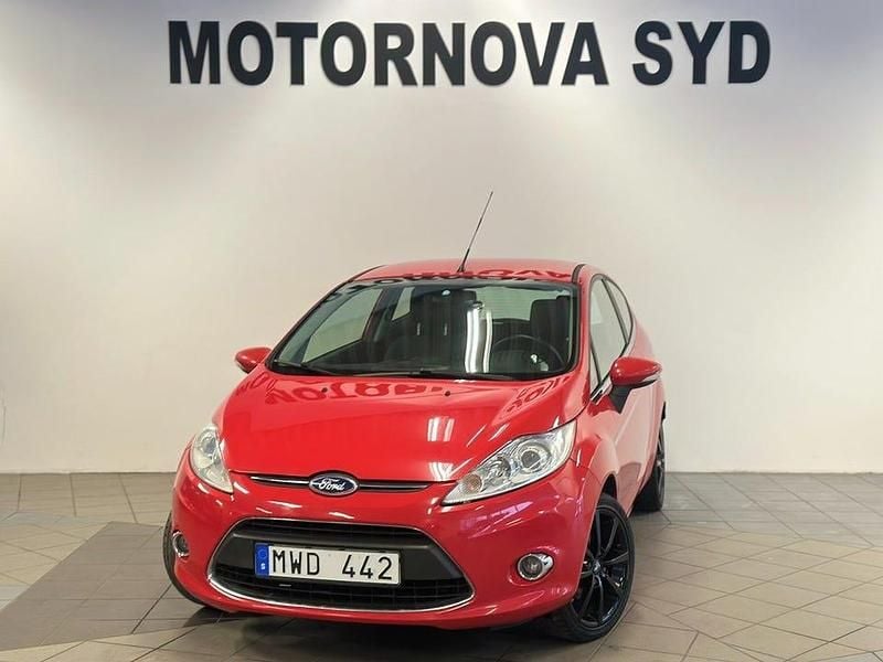 Begagnad Ford Fiesta Titanium 82 HK (60 kW) 2012 Röd Halvkombi