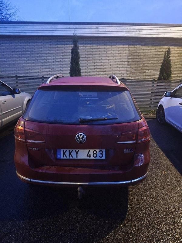 Röd Begagnad 2014 VW Passat Kombi | 70 000 kr (Marknadspris) - Bild 1/4