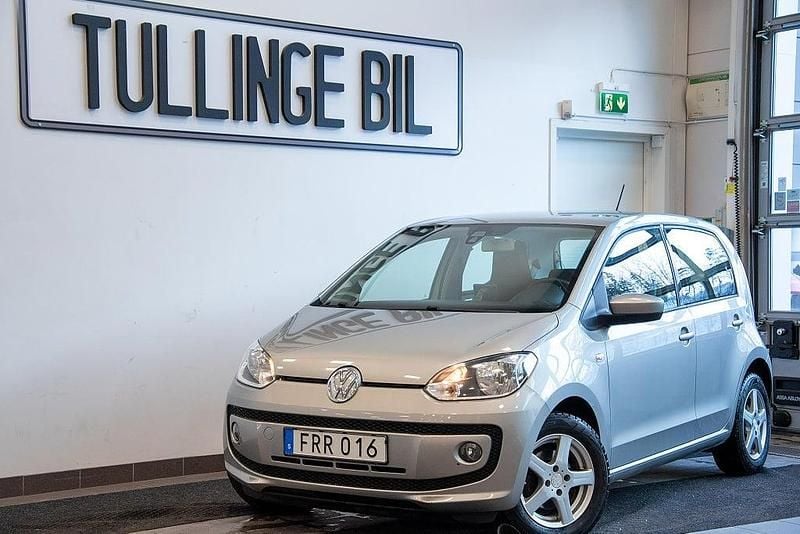 Silver Begagnad 2016 VW up! high up! Halvkombi | 64 900 kr (Bra pris) - Bild 1/4