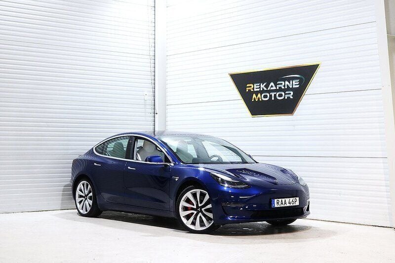 Blå Begagnad 2019 Tesla Model 3 Performance Sedan | 319 900 kr (Marknadspris) - Bild 1/4