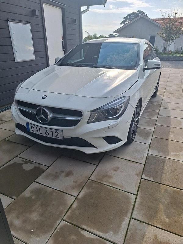 Vit Begagnad 2016 Mercedes CLA220 Shooting Brake Kombi | 179 000 kr (Marknadspris) - Bild 1/4