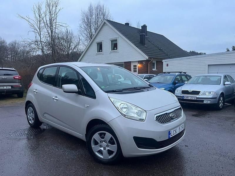 Begagnad Kia Venga EX 90 HK (66 kW) 2011 Silver Halvkombi