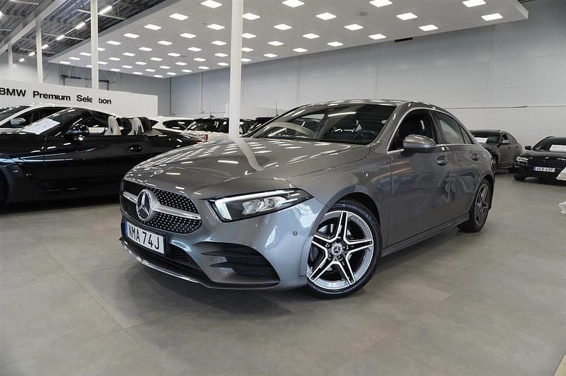 Mörkgrå Begagnad 2020 Mercedes A180 AMG line Sedan | 284 900 kr (Marknadspris) - Bild 1/4