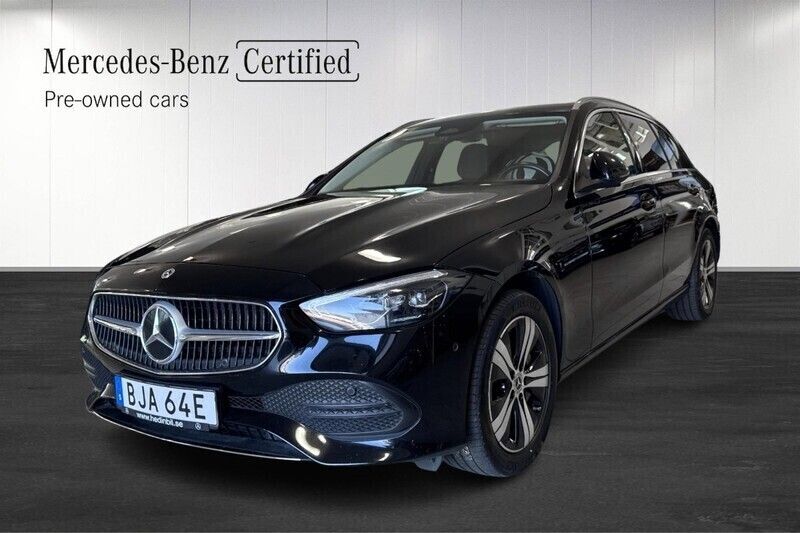 Svart (black) Begagnad 2022 Mercedes C300e Avantgarde Kombi | 359 000 kr (Superpris) - Bild 1/4