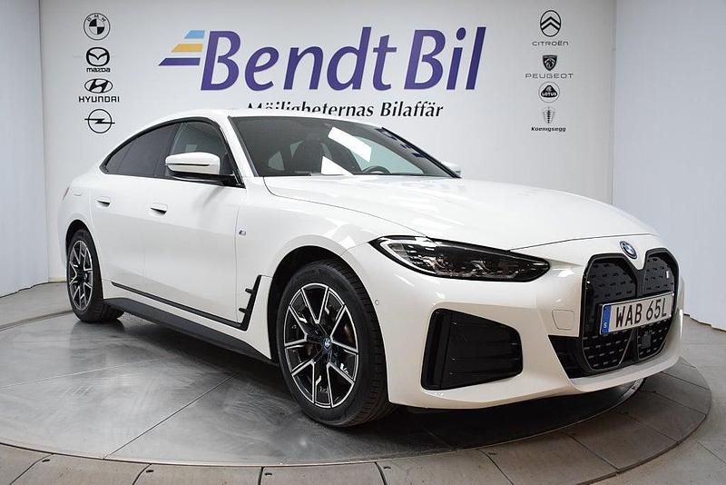 Alpinvit Begagnad 2022 BMW i4 M Sport Sedan | 469 500 kr (Marknadspris) - Bild 1/3