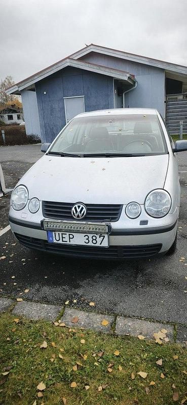 Silver Begagnad 2003 VW Polo Basis Halvkombi | 10 000 kr (Superpris) - Bild 1/4