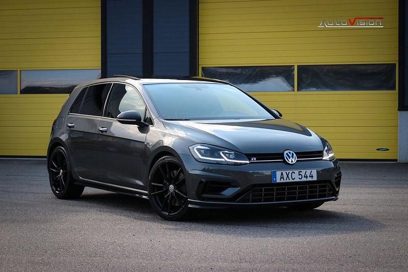 Mörkgrå Begagnad 2018 VW Golf VII R Halvkombi | 289 900 kr (Dyr) - Bild 1/4