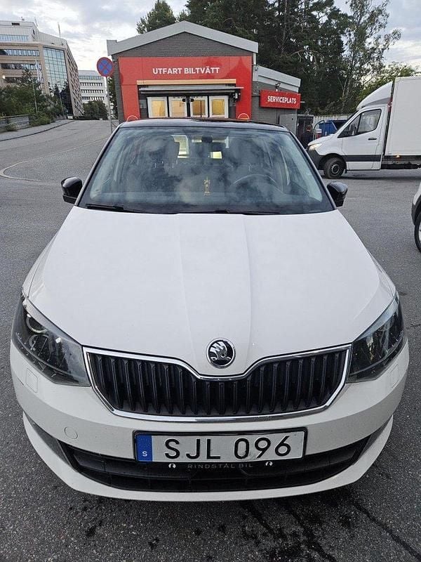 Vit Begagnad 2018 Skoda Fabia Style Halvkombi | 100 000 kr (Marknadspris) - Bild 1/4