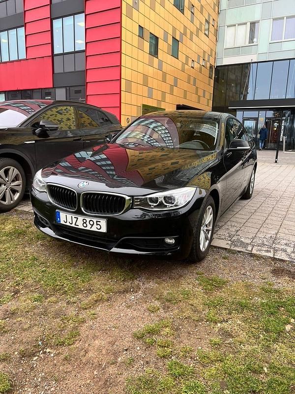 Begagnad 2014 BMW 320 Gran Turismo Halvkombi | 99 000 kr (Marknadspris) - Bild 1/4