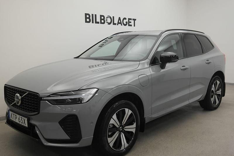 Grå Begagnad 2025 Volvo XC60 Plus SUV | 589 800 kr (Lite dyr) - Bild 1/4